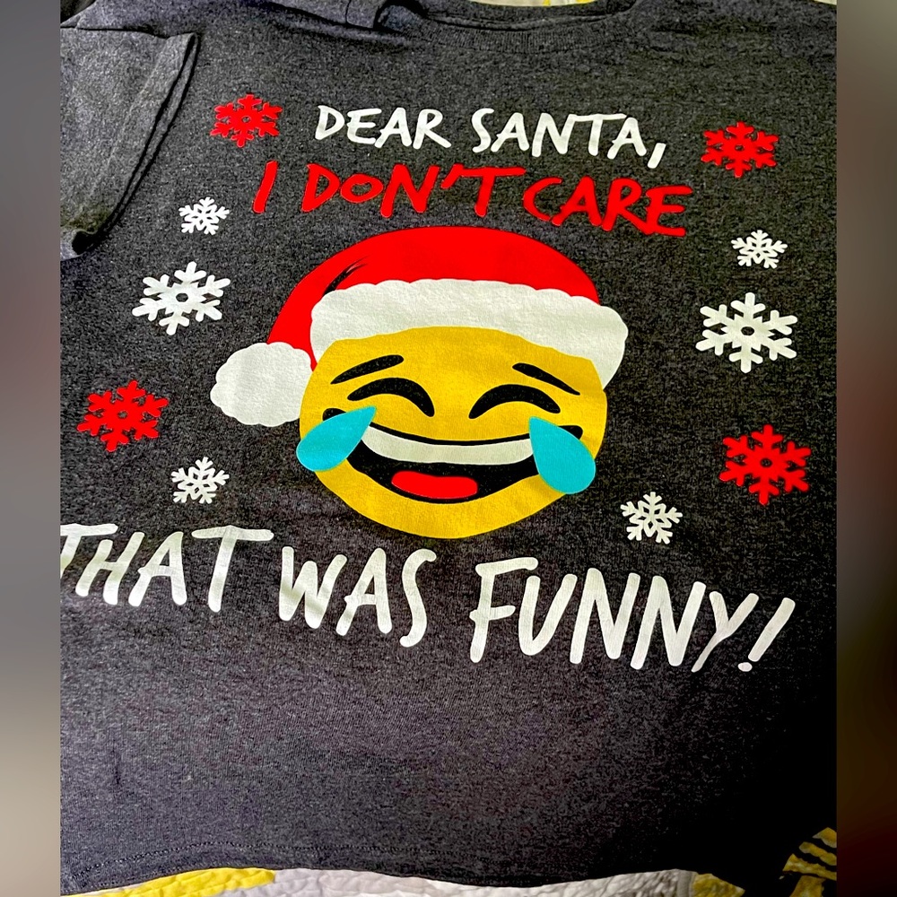 Super cute previously loved Christmas t-shirt